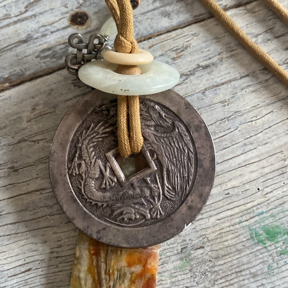 Unique necklace with stone metal accents - Picture 2 of 4